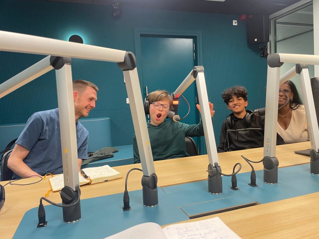 🎙️ Place à la radio 🎙️